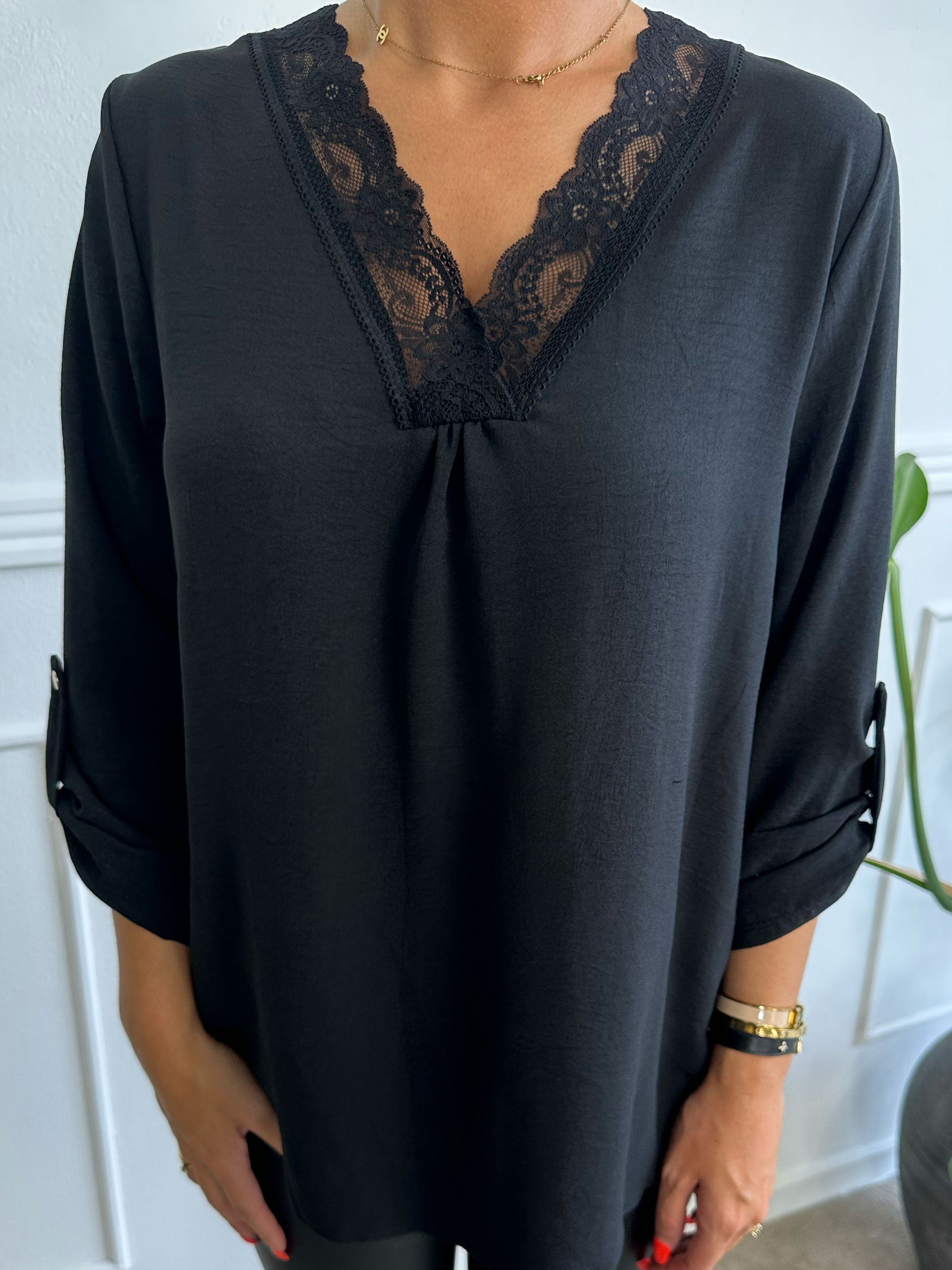 Elly Shirt - Simpel blus med spetskant